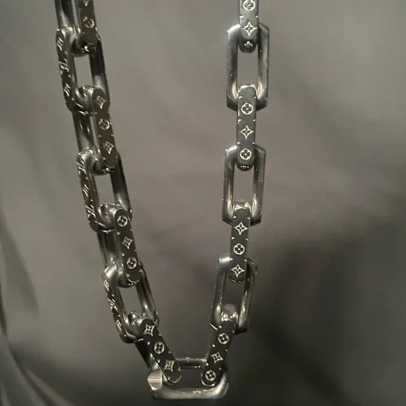 Brand New , Never worn Louis Vuitton Monogram chain silver